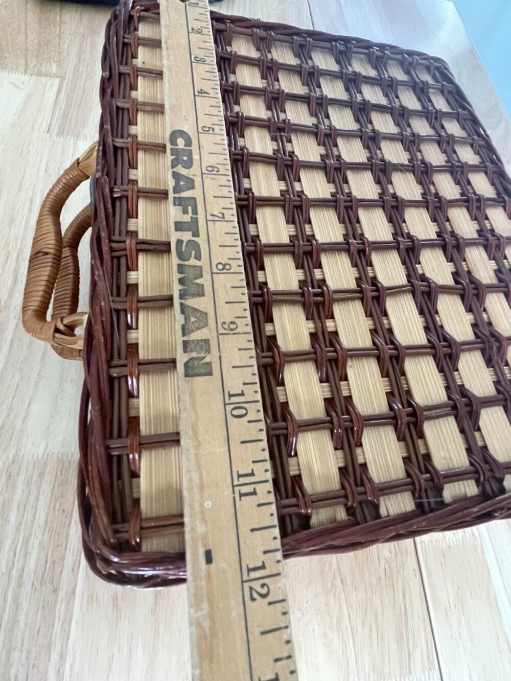 Elizabeth Arden Vintage Picnic Basket Set Wicker Red Gingham 4 Person - Picture 9 of 10